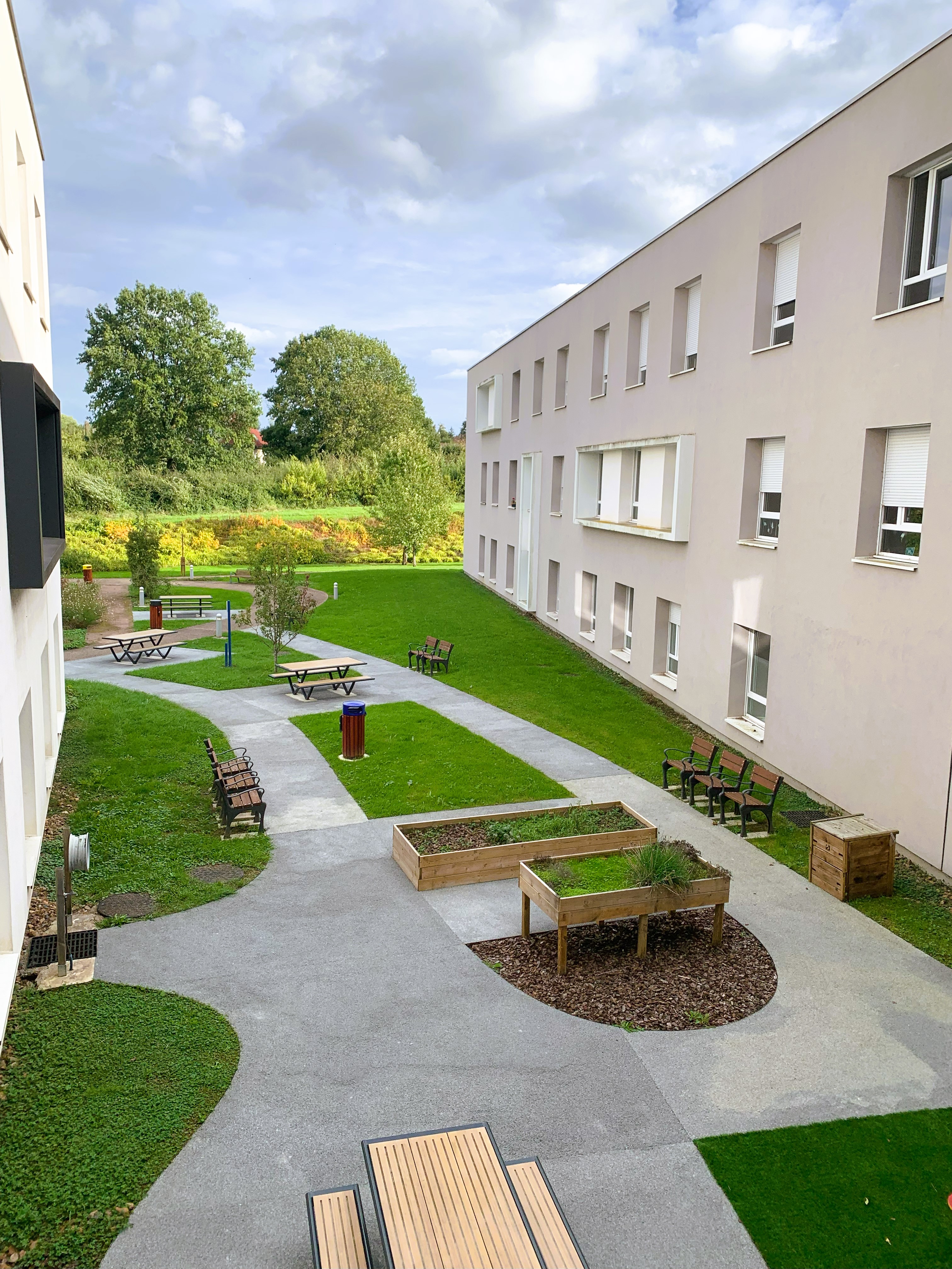 cours extérieure du centre hospitalier bourbon l'archambault